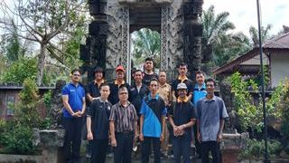 Lagi, FKUB Bengkayang Gelar Kerja Bakti di Pura Desa Kemuh