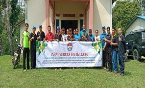 Sambangi Rumah Ibadah Agama Kristen dan Katolik, FKUB Bengkayang Gelar Kerja Bakti dan Bagikan Bendera Merah Putih