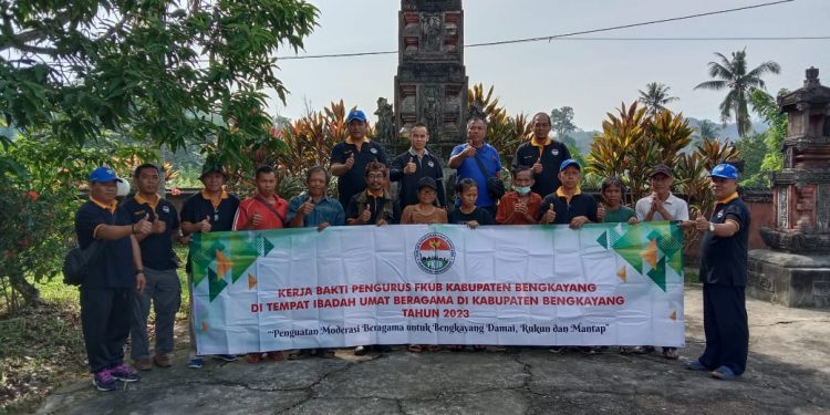 Antusias Warga Hindu Kecamatan Sungai Bentung Ikuti Sosialisasi Kerukunan dan Kerja Bakti Bersama FKUB Bengkayang