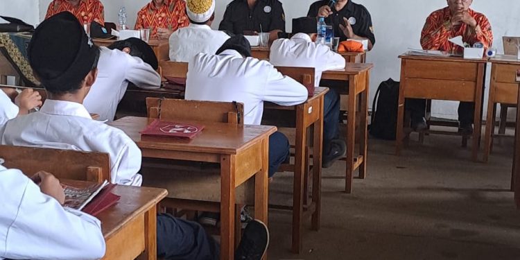 FKUB Kubu Raya Paparkan Materi Kerukunan Perspektif Agama-Agama dalam Acara Sosialisasi Kerukunan Umat Beragama di SMK Al-Falah Desa Sungai Deras Pasir Putih Kecamatan teluk pakedai