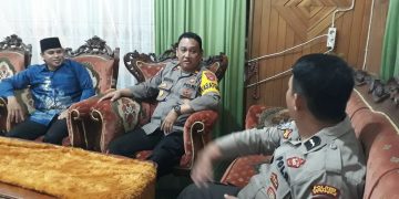 Kasat Binmas Polres Kapuas Hulu bertandang ke kediaman Ketua FKUB Kab. Kapuas Hulu