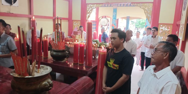 Pengurus Yayasan Vihara Ariamarama Bengkayang Laksanakan Sembahyang Menyambut Tahun Baru Imlek Tahun 2024