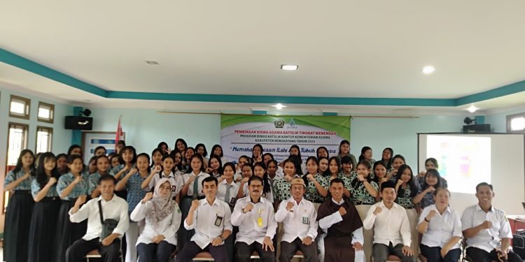 Anggota FKUB Kab. Bengkayang Hadiri Pembukaan Kegiatan Pembinaan Siswa Agama Katolik Tingkat Menengah Bimas Katolik Kantor Kemenag Kab. Bengkayang