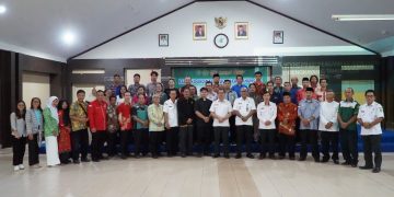 Ketua FKUB Kabupaten Bengkayang Memberi Materi pada Rapat Koordinasi Pembinaan Pengurus Lembaga Keagamaan Tahun 2024 di Kantor Bupati Bengkayang
