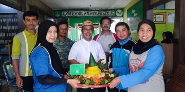 Wakil Ketua FKUB Kabupaten Bengkayang Potong Nasi Tumpeng Bersama Pegawai Kemenag Bengkayang
