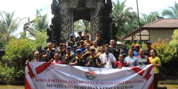FKUB Kab. Bengkayang Kerja Bakti dan Deklarasi Kerukunan Umat Beragama di Pura, Desa Kamuh Kecamatan Tujuh Belas