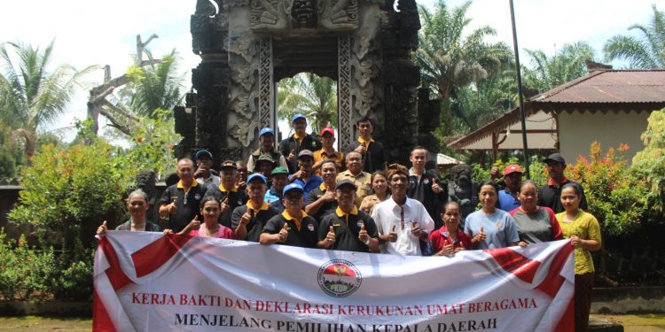 FKUB Kab. Bengkayang Kerja Bakti dan Deklarasi Kerukunan Umat Beragama di Pura, Desa Kamuh Kecamatan Tujuh Belas