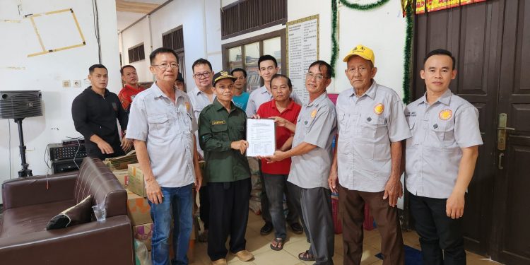 Pengurus Yayasan Vihara Aryamarama Bengkayang Salurkan Bantuan untuk Korban Banjir di Kecamatan Ledo, Kabupaten Bengkayang