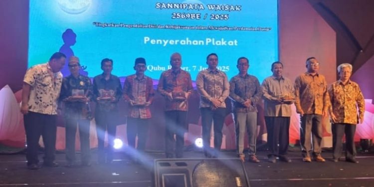 Ketua FKUB Kalbar Apresiasi Pesan Damai dalam Upacara Sannipata Waisak 2569 BE