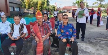 Pengurus FKUB Bengkayang Hadiri Gerakan Pembagian Bendera Merah Putih di Halaman Kantor Bupati Bengkayang