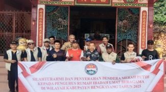 Pengurus FKUB Bengkayang Kunjungi Rumah Ibadah Konghucu dalam Rangka Pembagian Bendera Merah Putih