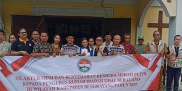 Pengurus FKUB Bengkayang Selenggarakan Gerakan Pembagian Bendera Merah Putih dalam Rangka HUT ke-80 RI