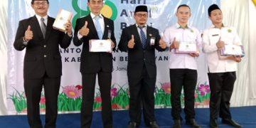 Pengurus FKUB Bengkayang Terima Hadiah Juara Badminton Beregu Putra Kemenag