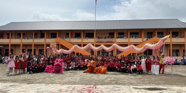 Pengurus FKUB Kabupaten Bengkayang Hadiri Acara Imlek Bersama di SMAN 1 Bengkayang