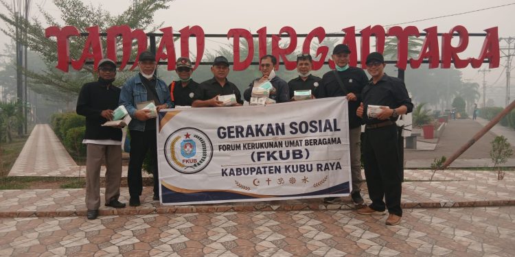 FKUB Kubu Raya Gelar Aksi Sosial Pembagian Masker, Wujud Kepedulian terhadap Kesehatan Masyarakat